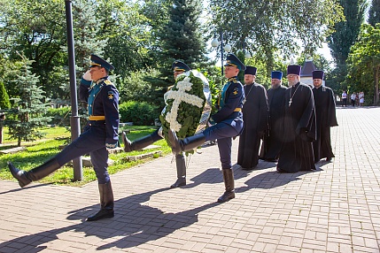 Священнослужители возложили венки к мемориалу воинам, погибшим в Первой мировой войне